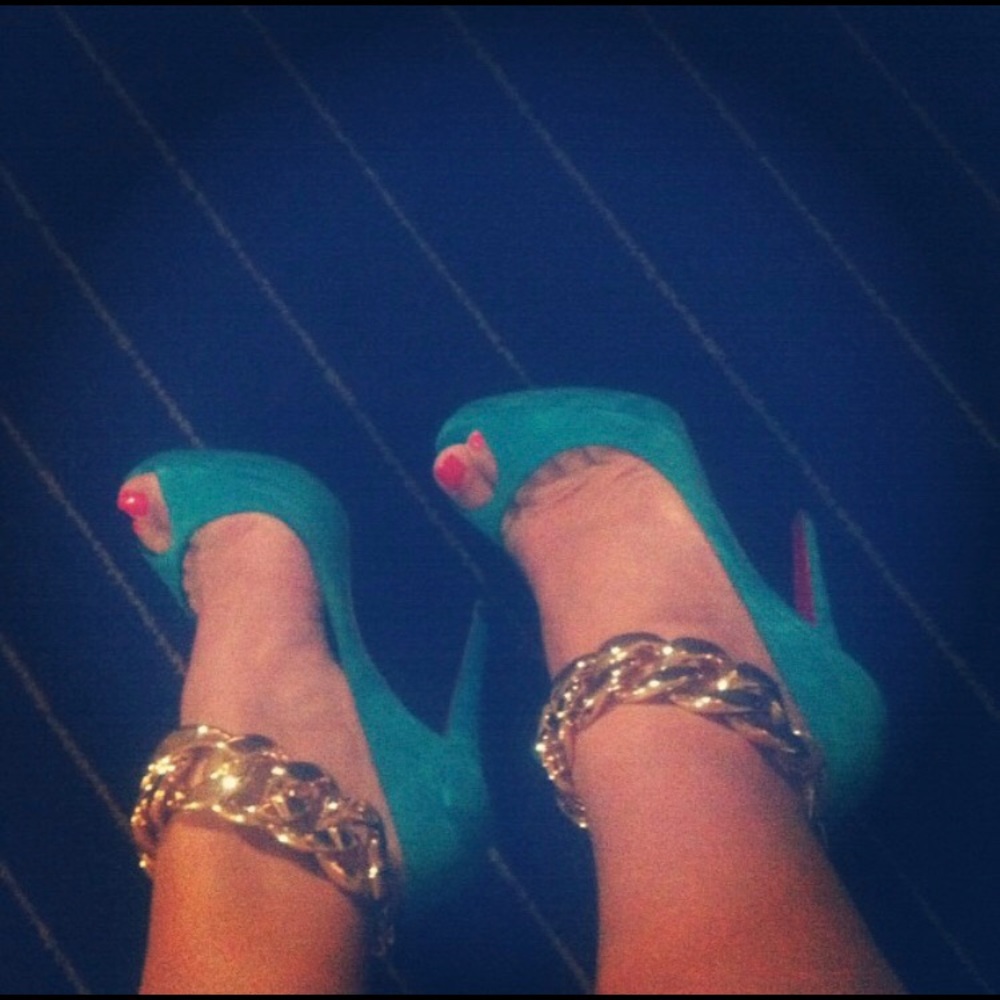 Oversized gold linked anklets